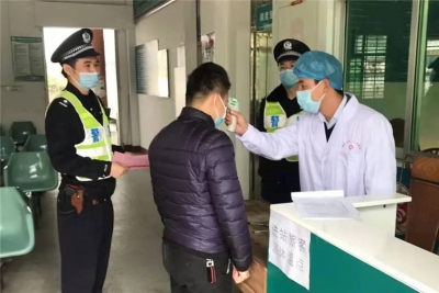 梅州“蓝白兄弟”抗疫路上共勉逆行