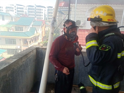 惊险！梅县华侨城一民房着火，老人被困楼顶阳台...