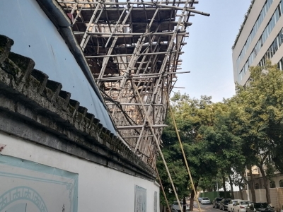 一阵大风吹斜了这里的棚架，仅靠三根柱子支撑了大半月…