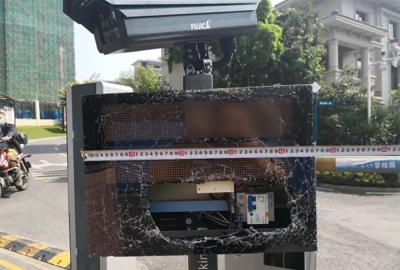 四次往返，砸小区门岗道闸摄像头刷卡器...与女友口角后他都干了啥