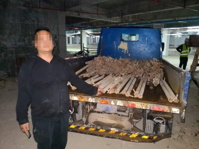 男子偷工地钢管被发现，逃离后返回现场极力辩解：与我无关…