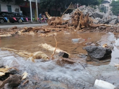 梅城这条路水管被挖断了，附近居民没水用，只好... 