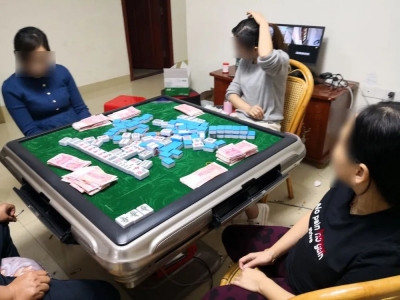 梅城一小区套房常有许多男女出入，特别是深夜时分…警方破门而入！