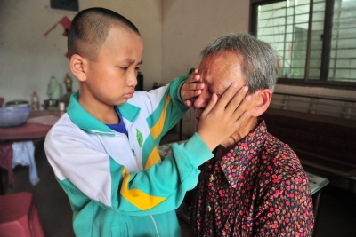 泪目！阳光笑容背后，这个兴宁少年用稚嫩肩膀撑起苦难的家…