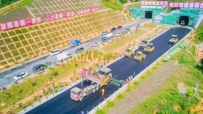 梅州V视丨梅州东环高速建设进入路面工程最后一环：沥青摊铺！