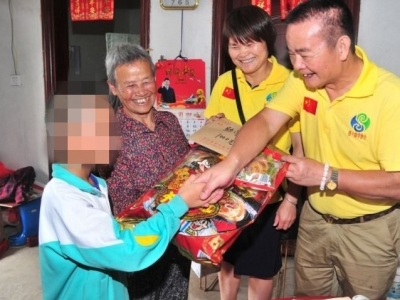 牛奶、旺旺礼包、慰问金...这个六一即将到来之际，他们收获了笑容