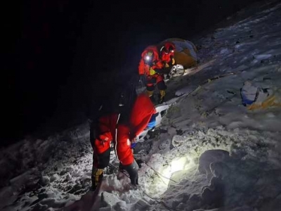 今天凌晨，珠峰高程测量登山队开始冲顶！
