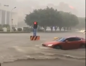 风雨大作后，兴宁这路段积水水深超1米！还有老人被困...