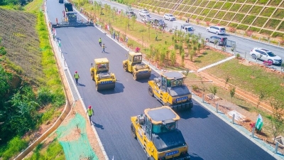 梅州东环高速进入路面工程建设最后一环：沥青摊铺！