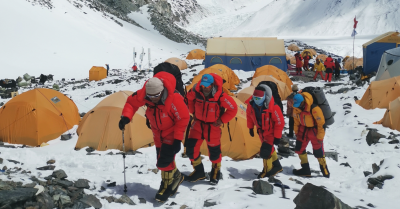 刚刚决定！2020珠峰登山测量登顶日期延后