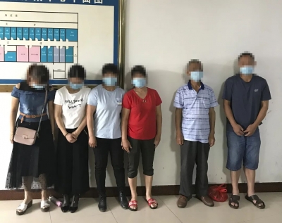 四周暗摸摸，他们打着手电在广场聚赌！兴宁警方： 端