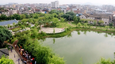 徜徉秀美红杏坊，文友“跃跃欲书”牵她走出深闺~