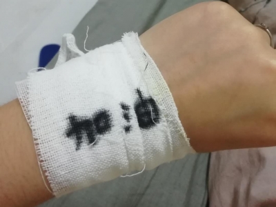 女孩在绷带上写“加油”，背后的故事惊心又暖心...