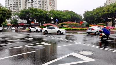 梅城各环岛多了标志标线，车辆进出环岛不知如何行驶？这里有答案！