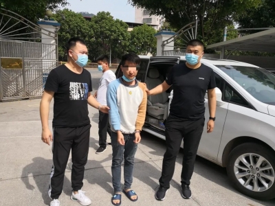 蕉岭这小伙每天奔走银行取钱，咋回事？原来...