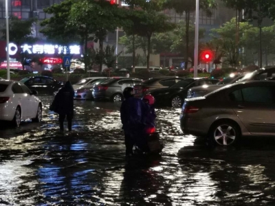 暴雨天实用帖！驾车过积水，这样来操作~