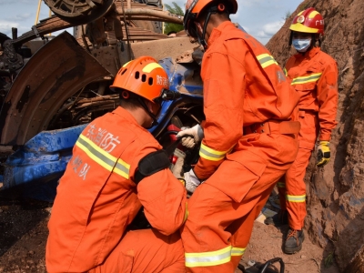 痛心！五华一货车上坡时发生侧翻，司机被压身亡