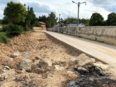 路面挖除后就没了动静…梅县区这条路修了“两年”咋还没修好？