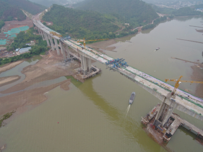 刷新一下！大潮高速项目韩江特大桥主桥半幅今晨贯通