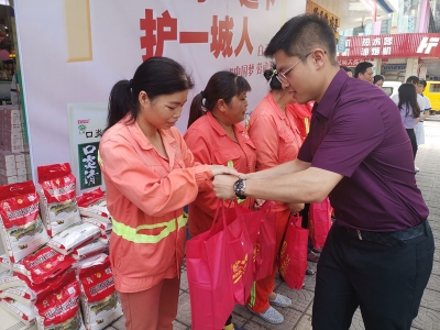 致敬“城市美容师”！爱心企业为丰顺环卫工人送上暖心礼包