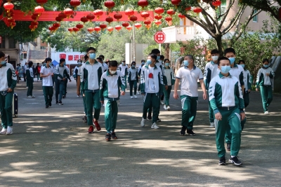 沉寂许久的校园恢复了生机，又响起琅琅读书声...