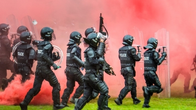 梅州市公安特警雨中上演“动作大片”，帅呆了~