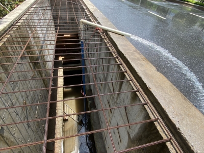 这路“喷泉”一星期了，路人要接受“洗礼”...