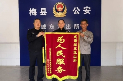 两头大黄牛“迷路”，四民警“食诱”之！这时，失主匆匆赶来...