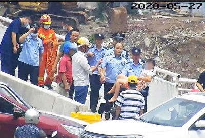 希望这个暖心的“公主抱”，能让她重拾生活信心战胜病魔~