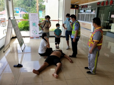 汕梅高速服务区一旅客突然昏倒，口吐白沫！好在有他们...