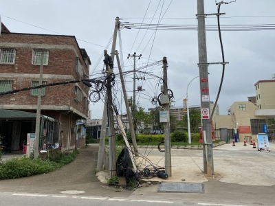 何时能跟这些危险的“蜘蛛网”说拜拜？路过群众：心慌慌