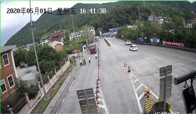 带伤骑摩托准备上高速？请停车~