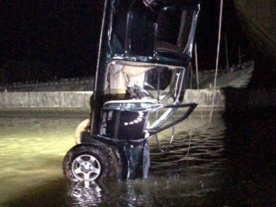 梅城一汽车转弯时撞破护栏坠河，两男子遇难！事故原因正调查