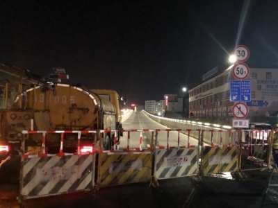 @梅城人 请注意绕行！刚刚，三角跨线桥西往东方向封闭了