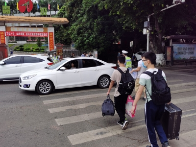 持续护航“神兽”返校！ 梅州交警为初二、高二学生保驾