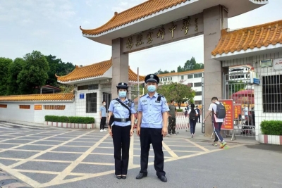 梅县区警方站好“护学岗”，全力保障学生返校安全