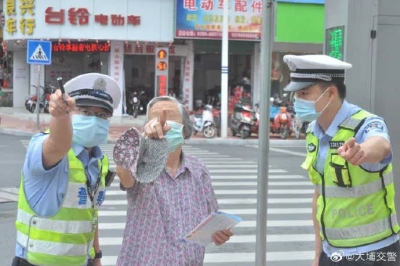 大埔交警开展行人安全劝导行动