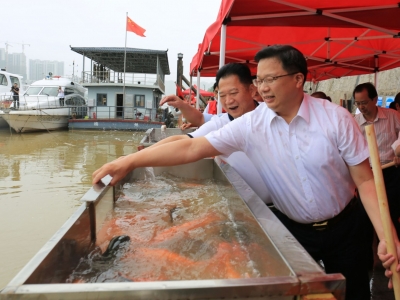 梅江区举行渔业资源增殖放流活动