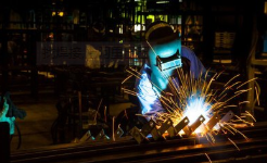 汽修店员工焊接引燃油箱，致一人死亡！还烧了相邻两修车厂物品...