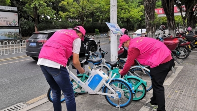 让文明“归位”！今日，一群“粉马甲”走上梅城街头，搬共享单车...