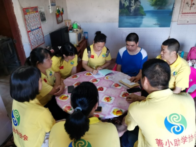 为贫困学生送助学金和节日祝福~点赞兴宁志愿者！