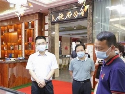 吴泽桐率队到梅县区学校、市场调研疫情防控工作