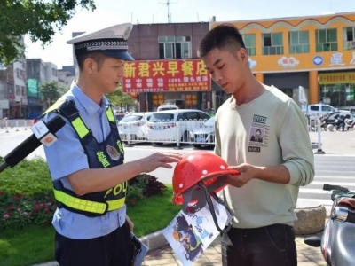 “小哥哥，把你的头盔戴起来！”五华交警用无人机提醒市民戴头盔