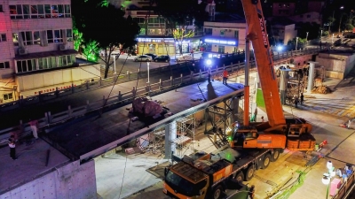 通车指日可待！梅江桥南端扩宽天桥主桥“亮相”吊装