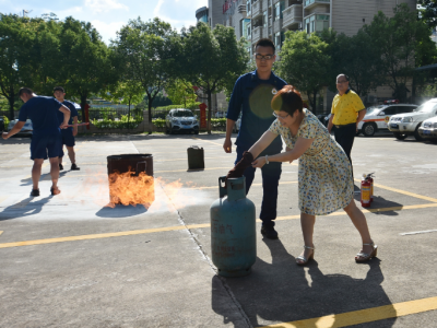 真火实战~梅县区卫健系统举行安全生产培训暨消防安全应急演练