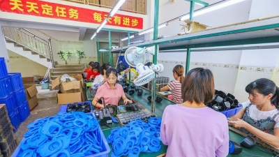 送车间进村、送岗位到户！看，这是梅州脱贫摘帽交的答卷！