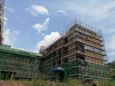 梅城芹洋半岛一在建学校出现劳资纠纷！都在说自己的理...