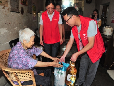 为了纪念这特别的日子，江南街道表彰99名先进党员