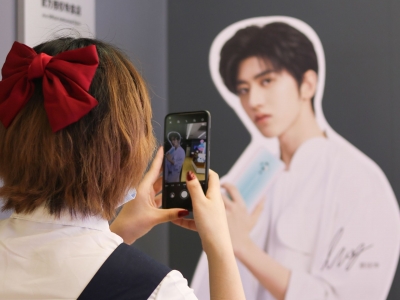 “饭圈文化”该不该进校园，你怎么看？