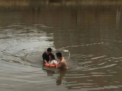 梅城一女子因感情遇挫跳河，警察蜀黍火速翻越栏杆，跳入河中...